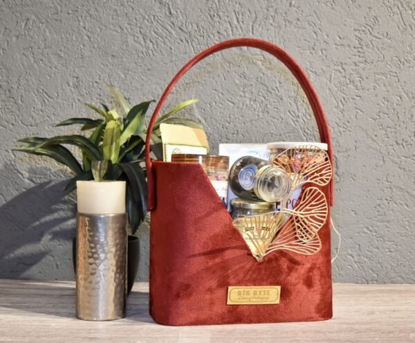 Golden Grace V-Shaped Hamper