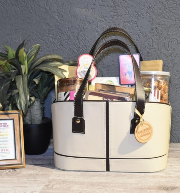 Snow Charm White Stitched Hamper